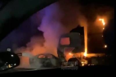 Под Краснодаром сгорели два автомобиля, погиб человек