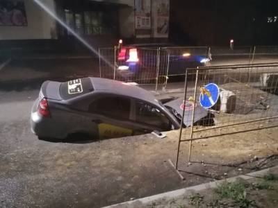 В Костроме автомобиль провалился прямо на дороге