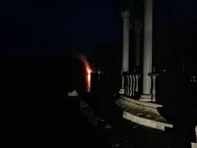 В Челябинской области в развлекательном комплексе на острове произошел пожар