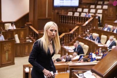 В парламенте Молдавии фракция «Шор» мечется между оппозицией и властью