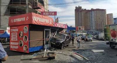 В Киеве авто на скорости снесло два МАФа, на место пришлось вызывать спасателей
