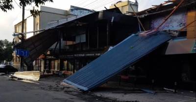 Сорванные крыши и поваленные деревья. Каменец-Подольский накрыл ураган (фото, видео)