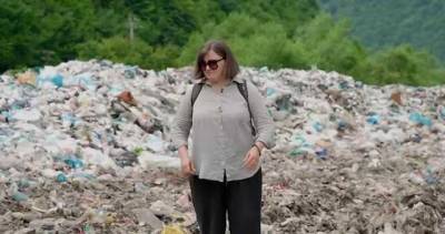 Венгерские волонтеры приехали на Закарпатье убрать мусор, который несут карпатские реки