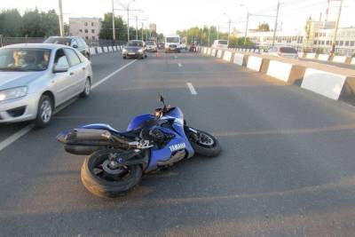 Бесправный мотоциклист пострадал при столкновении с микроавтобусом в Чебоксарах