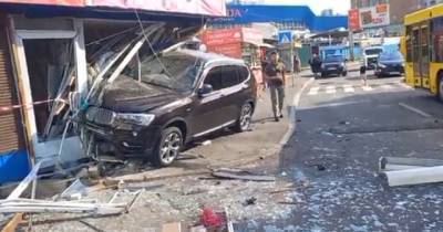 ДТП: В Киеве BMW X5 разбил два киоска возле ТЦ Piramida (ВИДЕО)