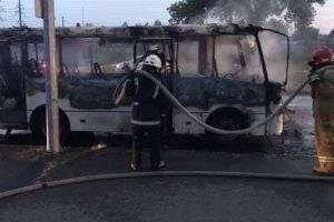 В Киеве сгорела дотла пассажирская маршрутка. ВИДЕО