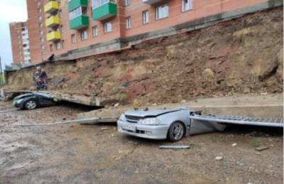 В Красноярске на парковке упала подпорная стена