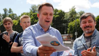 Суд запретил соратнику Навального выходить из дома по ночам и выезжать из Москвы