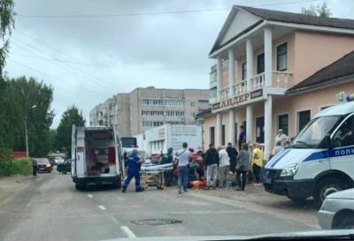 ЧП в Торжке: на рабочих рухнула часть стены здания