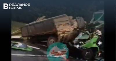 В Татарстане фургон влетел в прицеп трактора, водитель погиб на месте