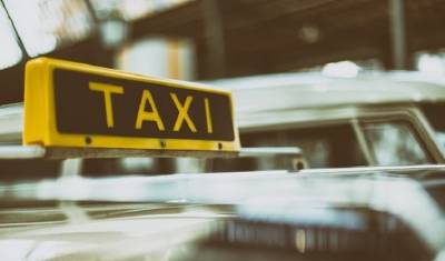 Сочинские таксисты получили наклейки «Территория без COVID-19»