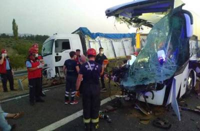В Турции автобус на скорости влетел в грузовик, много погибших, десятки пострадавших
