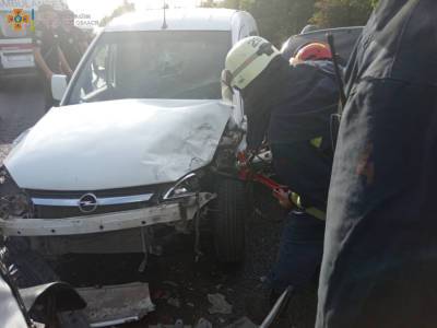 ДТП на Луганщине: 5 пострадавших, спасатели вызволяли людей из искореженного авто