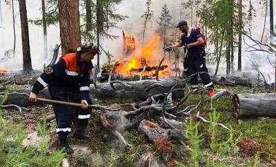 В зоне лесных пожаров в Якутии наращивают группировку спасателей