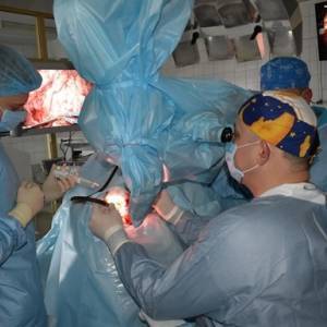 В Днепре нейрохирурги провели сложную уникальную операцию по удалению опухоли