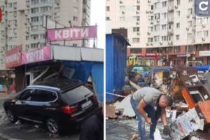В Киеве девушка за рулем BMW снесла два МАФа. ВИДЕО