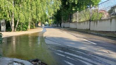 Течет ручей, бежит ручей: в одном переулке хлещет вода из двух люков - penzainform.ru