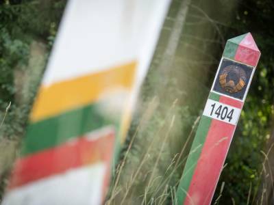Беларусь блокирует возвращение нелегалов на границе с Литвой. Мигрантов не пускают люди со щитами