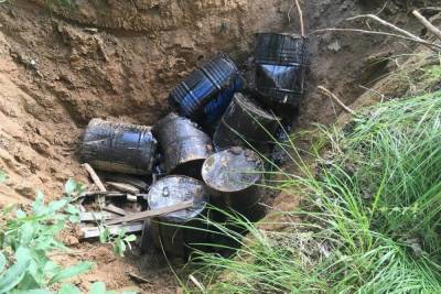 В Ярославской области найдено захоронение бочек из-под нефтепродуктов