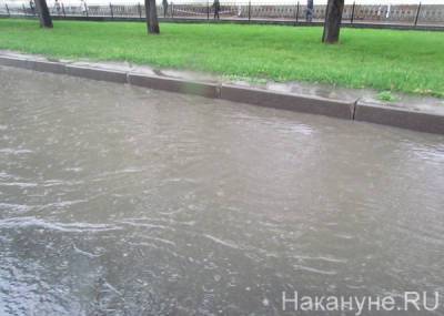 В Красноярске потоком воды после сильного ливня унесло мальчика