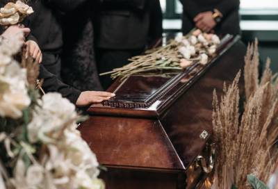 «Держали как в заложниках»: похоронную процессию с гробом полтора часа не пускали на кладбище