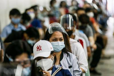 Филиппинцы выстроились в километровые очереди на вакцинацию из-за денег