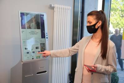 В Республике Коми клиенты Сбера могут сдавать карты на переработку в банкоматах