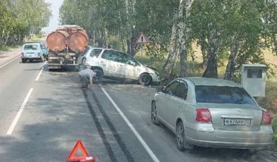 Около Тюмени автомобиль скатился в кювет после ДТП с грузовиком. Возникла пробка