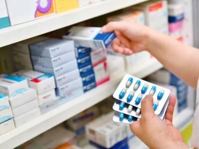 Зеленский поддержал запрет продажи лекарств детям: закон подписан
