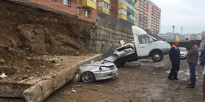 После обрушения подпорной стены на парковке в Красноярске объявили режим ЧС