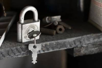 Брянец украл 63 тысячи из дома пенсионерки, попав в дом со своим ключом