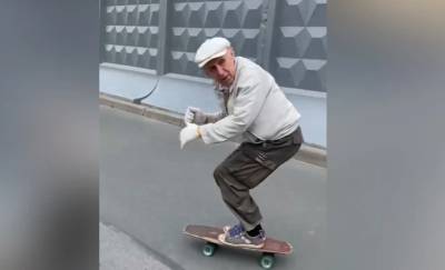 Петербуржцы заметили 73-летнего скейтбордиста на Светлановском проспекте