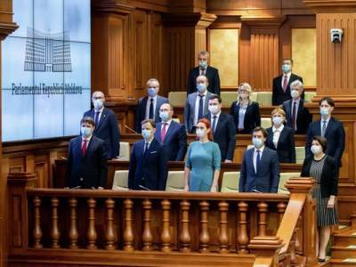 Парламент Молдавии утвердил новое правительство под звук пожарной серены