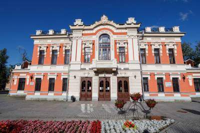 Псковский драмтеатр снизил цены на билеты на 30%