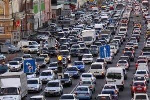 В Киеве ограничивают движение транспорта