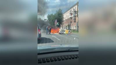 Воронежцы сообщили о вспыхнувшем на дороге грузовике с мусором: появилось видео