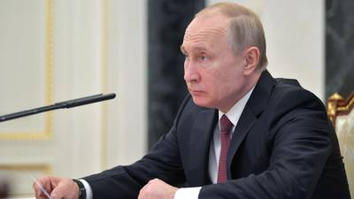 Путин поручил организовать регулярный мониторинг доходов низкодоходных групп граждан
