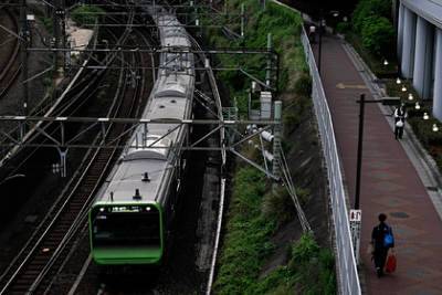 В Японии неизвестный напал на пассажиров поезда с ножом