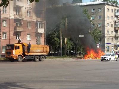 КамАЗ внезапно загорелся в центре Воронежа