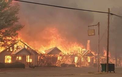 В США лесной пожар полностью уничтожил город