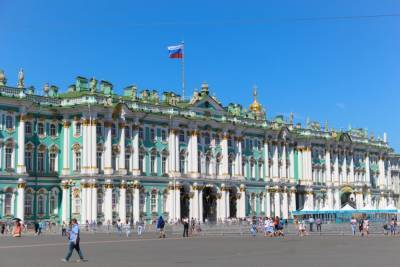 В Петербурге задержали двоих человек, забравшихся на крышу Эрмитажа