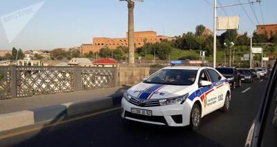 В Армении ищут водителя иномарки, который пытался задавить полицейских