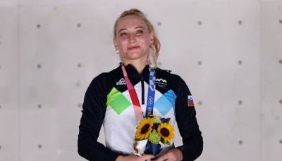 Янья Гарнбрет из Словении выиграла золото Олимпийских игр в скалолазании