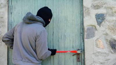 В Воронежской области грабитель в маске ворвался в дом к пенсионерам