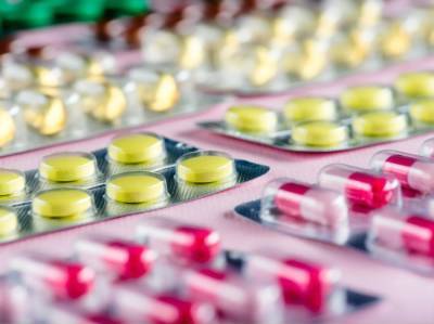 Зеленский подписал закон о запрете продавать лекарства детям до 14 лет
