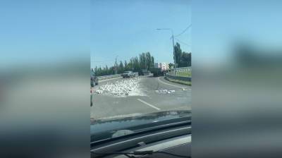 В Воронеже оживлённую дорогу засыпало кирпичами