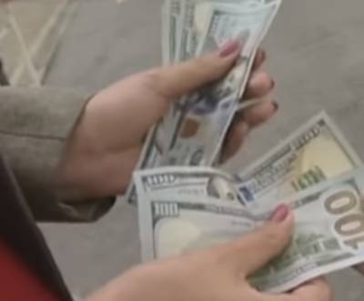 Банки отказываются принимать купюры: стало известно, почему украинцы не могут поменять доллары