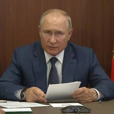 Путин провел совещание о ситуации с паводками и пожарами в регионах