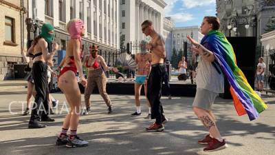 "ЛГБТ-рейв" в центре Киева