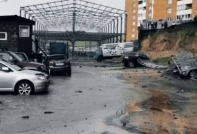 В Красноярске на припаркованные автомобили рухнула подпорная стена